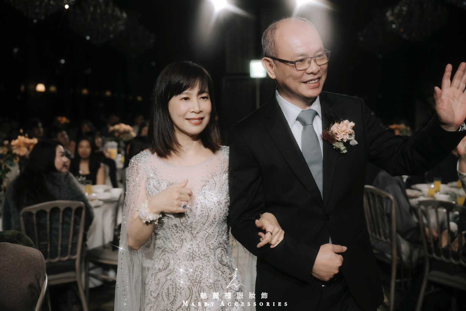 香檳金流轉之間,銀鑽如星塵鋪陳出一場記憶深刻的婚宴登場