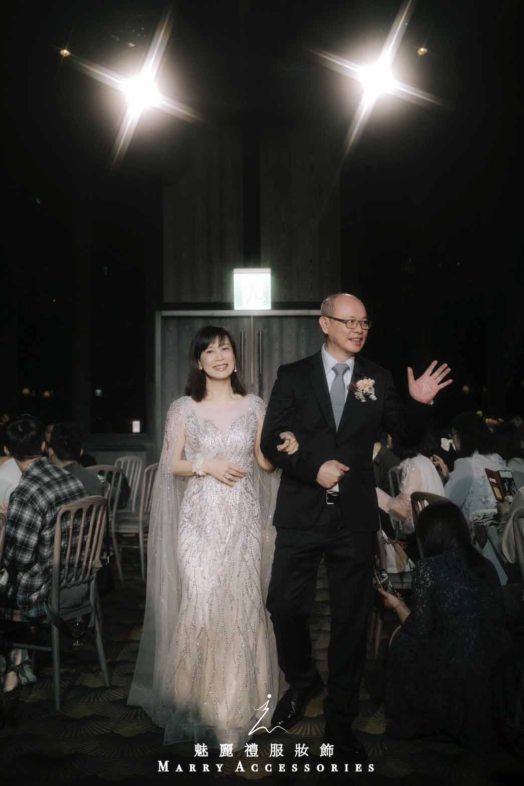 香檳金流轉之間,銀鑽如星塵鋪陳出一場記憶深刻的婚宴登場 香檳金流轉之間,銀鑽如星塵鋪陳出一場記憶深刻的婚宴登場