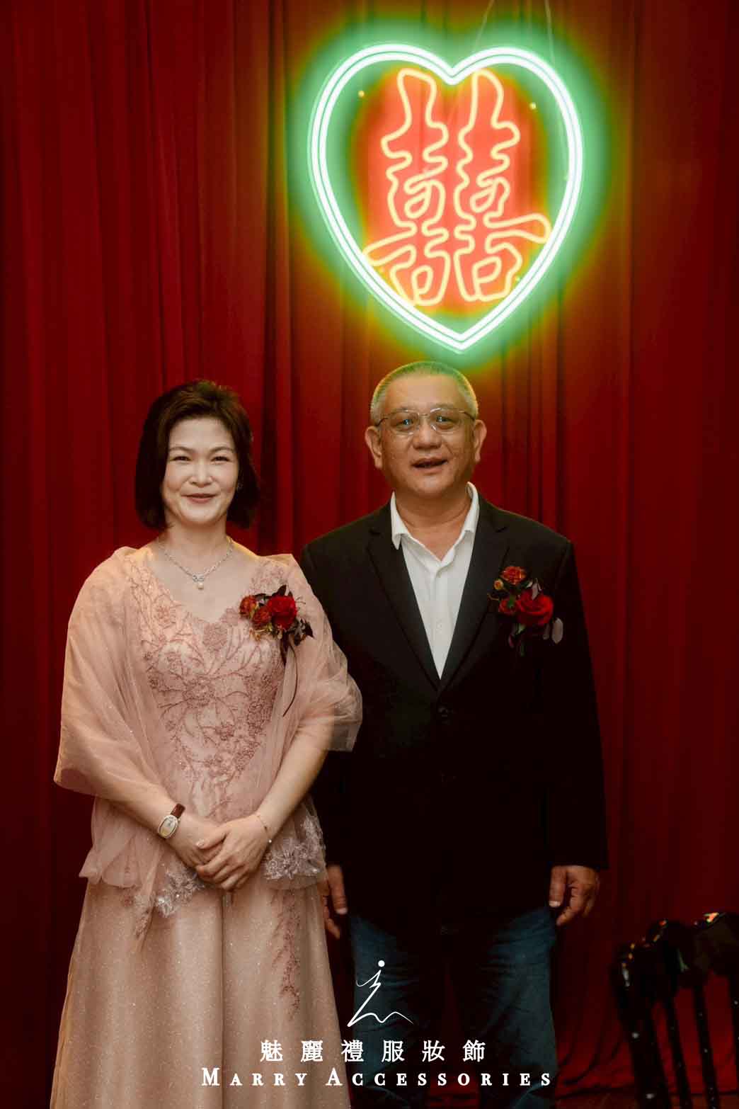 櫻花粉亮紗中綻放甜美曲線：縫珠花藤交織成婚宴最柔和的風景