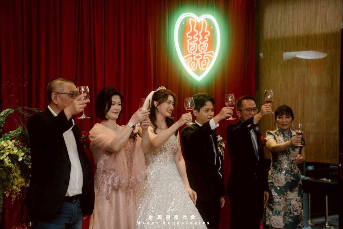 櫻花粉亮紗中綻放甜美曲線：縫珠花藤交織成婚宴最柔和的風景