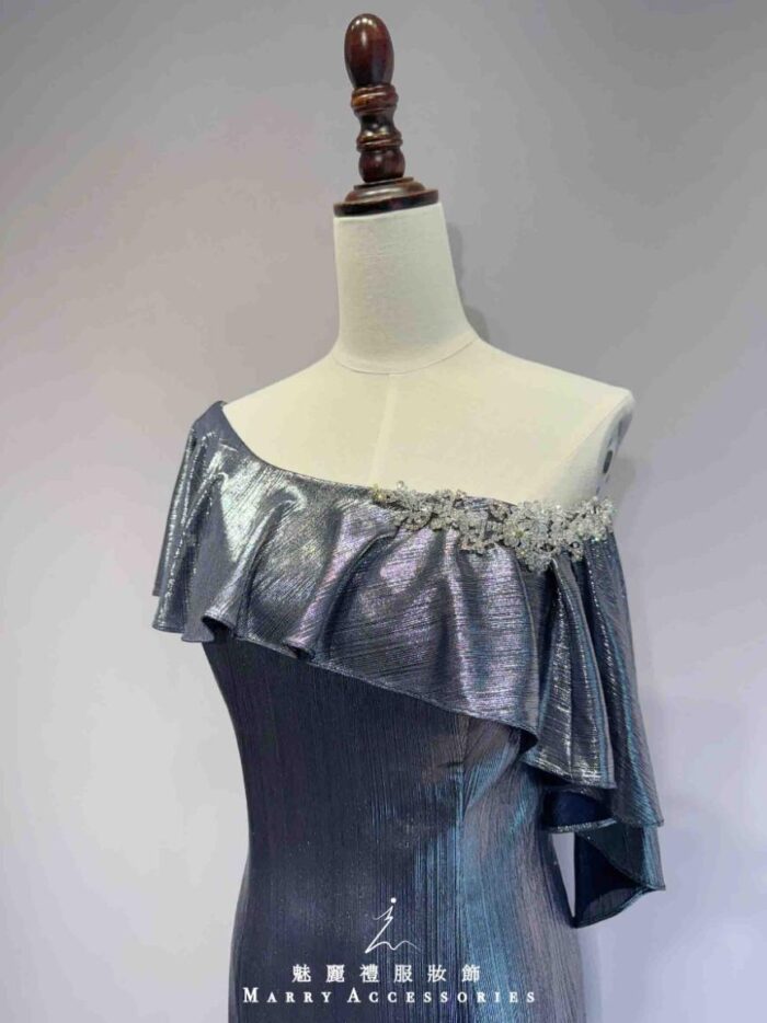 午夜藍反光皮革荷葉鑽花卡肩禮服