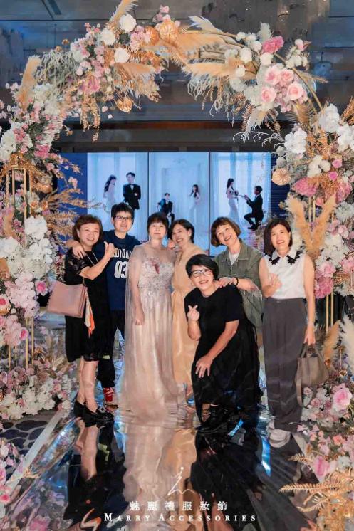 粉膚與香檳的交響詩:水晶鑽點綴絲緞禮服,綻放婚宴的溫柔光芒