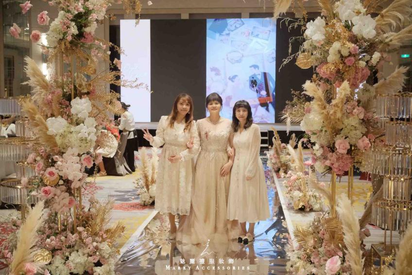 粉膚與香檳的交響詩:水晶鑽點綴絲緞禮服,綻放婚宴的溫柔光芒 粉膚與香檳的交響詩:水晶鑽點綴絲緞禮服,綻放婚宴的溫柔光芒