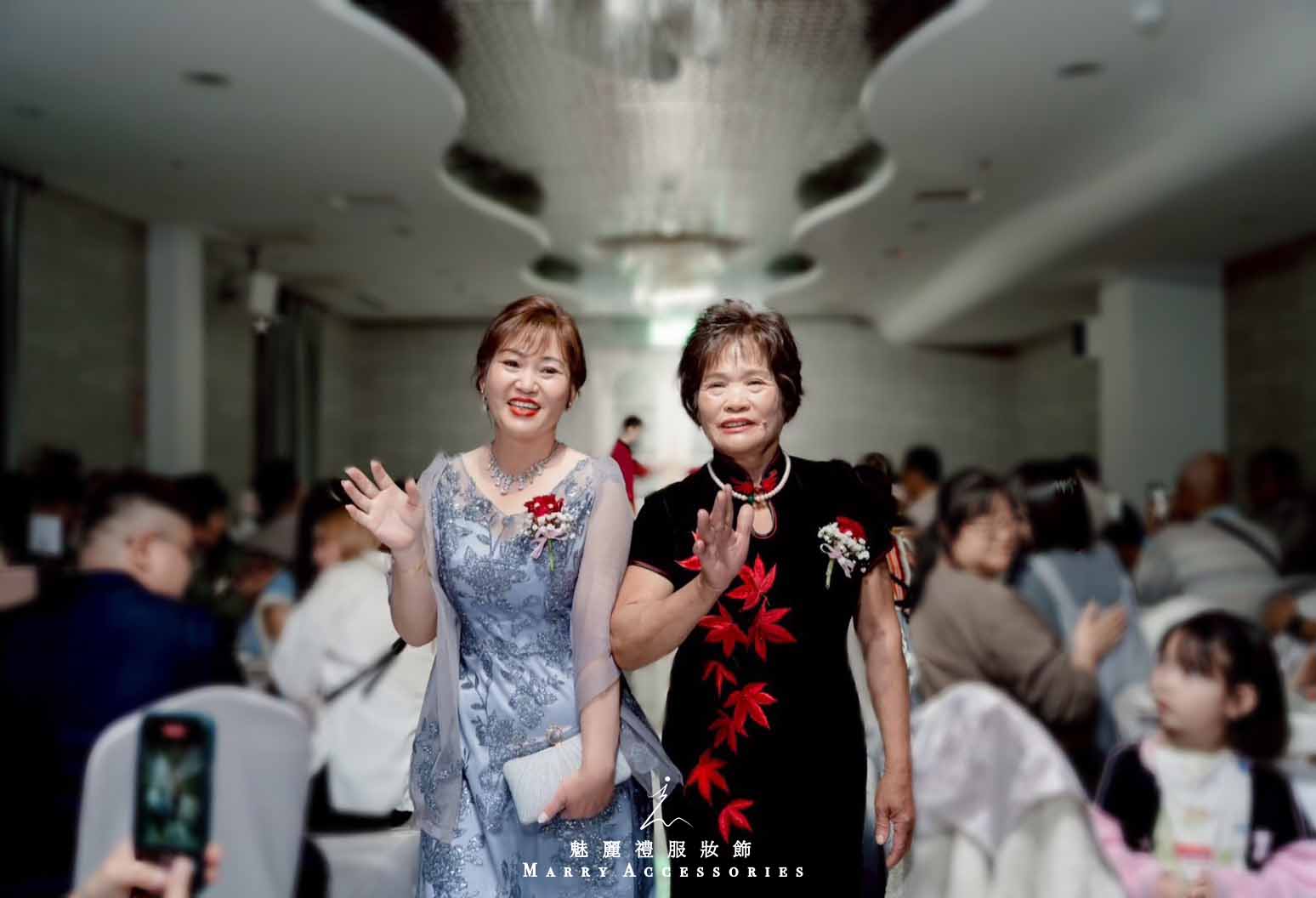 莫嵐迪藍灰禮服中的星光低語｜緞面質感與花葉刺繡共織婚禮綺想